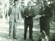 Prorektorius M. Martynaitis su draugais ir kolegomis iš Cheminės technologijos fakulteto Jonu Vitkumi ir Vytautu Karpumi apie 1961 m.
