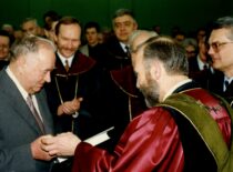 Prof. M. Martynaitį 75-mečio proga sveikina KTU rektorius prof. K. Kriščiūnas, 1997 m.(J. Klėmano nuotr., KTU archyvas)