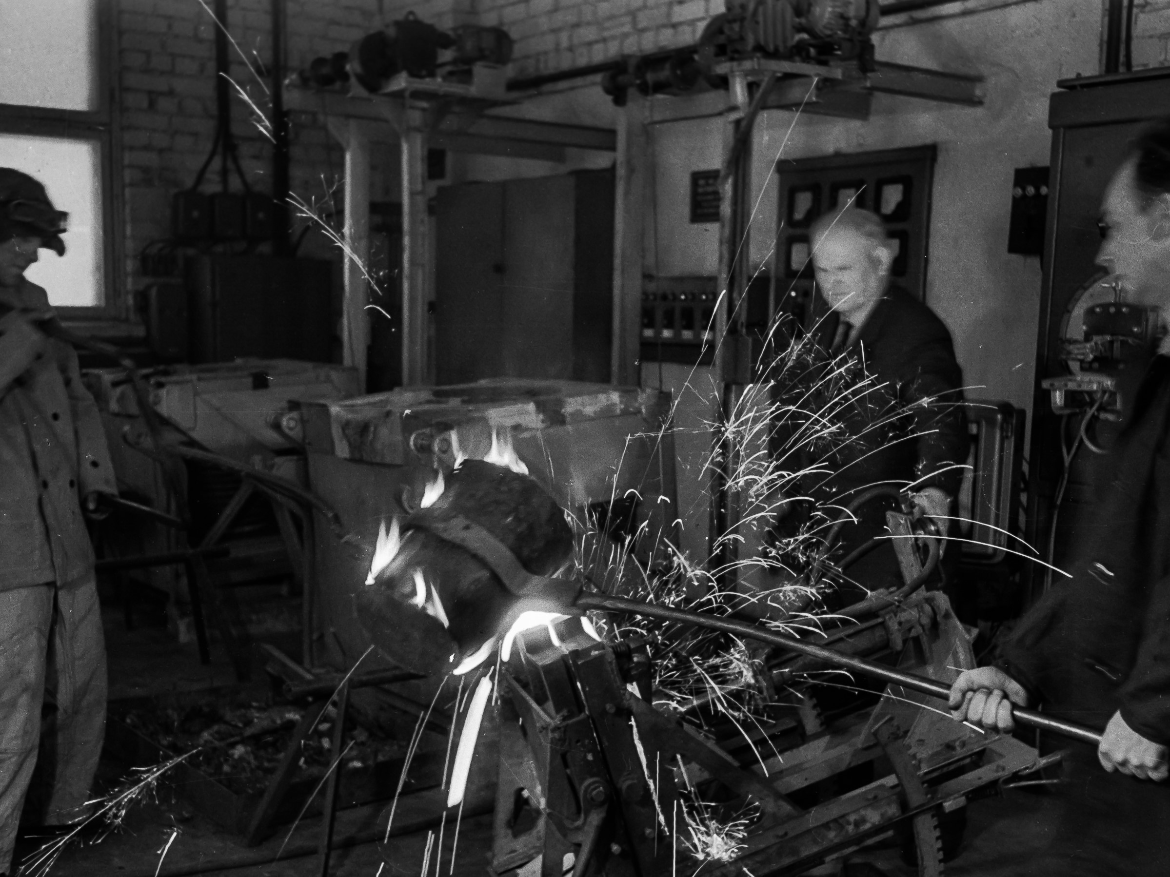 V. Babilius KPI Liejininkystės laboratorijoje gamykloje „Centrolitas“, 1965 m. (Originalas – KTU fotoarchyve)