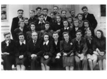 9th grade of Ramygala Secondary School (S. Masiokas – in the centre), 1949 (archive of Prof. S. Masiokas)