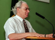 Prof. S. Masiokas congratulates the graduates of KTU International Studies Centre on their graduation, 1999 (KTU Photo Archive, photograph by J. Klėmanas)