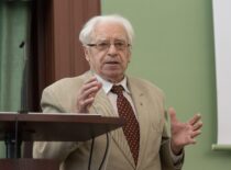 Prof. S. Masiokas gives a speech at the scientific conference of the “Emeritus” club dedicated to the 100th anniversary of the establishment of the University of Lithuania at KTU Aula, 1922 (photograph by J. Klėmanas)