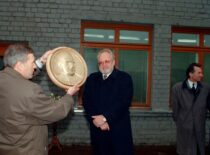 Granting the name of Assoc. Prof. V. Babilius to KTU Foundry Laboratory located at the joint stock company "Kauno ketaus liejykla", 1998 (photograph by A. Steponavičius) In the centre - the son of Assoc. Prof. V. Babilius, the Minister of Economy of the Republic of Lithuania, Vincas Kęstutis Babilius, and on the right - the County Secretary of Kaunas County Governor's Administration Valerijonas Senvaitis. (the original photograph is at KTU Photo Archive)