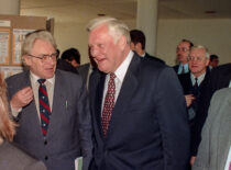 Prof. S. Masiokas and former President Algirdas Brazauskas during KTU conference “Science and Industry”, 2000 (KTU Photo Archive, photograph by J. Klėmanas)