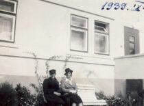 Kęstutis Sasnauskas with his mother after the divorce of their parents at the timber-frame house built by his father (M. Jankaus St.) (from Sasnauskai family archive)