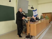 Prof. D. Eidukas Rugsėjo 1-osios šventėje Telekomunikacijų ir elektronikos fakultete, 2004 m. (J. Klėmano nuotr., KTU archyvas)