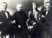 Sasnauskai family, 1919. From the left: Antanas, mother Domicelė, Pranciška and Jonas (from Sasnauskai family archive)