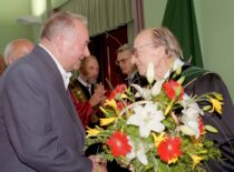 Prof. M. Martynaitis sveikina prof. K. Sekmaką su KTU garbės daktaro vardo suteikimu, 1998 m. (J. Klėmano nuotr., KTU archyvas)