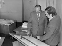 Assoc. Prof. J. Deltuva consults doctoral candidate R. Plaušinis, 1975 (KTU Photo Archive, photograph by V. Bartkevičius)