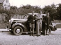 Kęstutis and Algirdas with their father at the time of the divorce of their parents, 1939 (from Sasnauskai family archive)