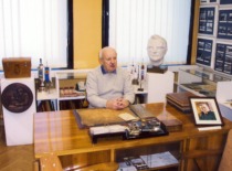 The first full-time university museum curator, Laimutis Vi&scaron;takis (1928&ndash;2008), at the museum exhibition in 1998 (photo by J. Klėmanas, KTU photo archive)