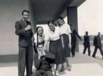 E. Sto&scaron;kutė with her friends at Raseiniai Gymnasium, 1940. (photograph by D. Zolinas) (E. Grinienė family archive)