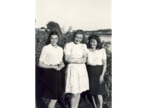 E. Sto&scaron;kutė with her friends in Raseiniai, 1944. (E. Grinienė family archive)