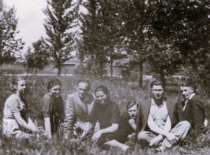 E. Sto&scaron;kutė with her friends, 1944. (E. Grinienė family archive)