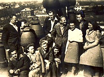 E. Sto&scaron;kutė, K. Sasnauskas with fellow students on the roof of the Faculty of Chemical Technology at Kaunas State Vytautas Magnus University, 1947. (E. Grinienė family archive)