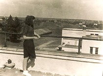E. Sto&scaron;kutė on the roof of the faculty, 1947. (E. Grinienė family archive)