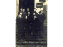 E. Sto&scaron;kutė with students from the Preparatory Department on the steps of Building II, 1950 (E. Grinienė family archive)
