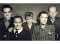 E. Grinienė with her brother Vladas, Viktoras, son of her brother Viktoras, mother and husband Algirdas, 1950. (E. Grinienė family archive)