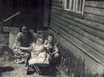 E. Grinienė with her daughter Regina and son Vygintas, 1958. (E. Grinienė family archive)