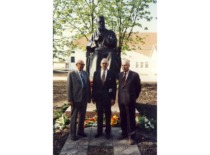 J. Slavėnas at the garden of Rygi&scaron;kiai Jonas, 1991.
