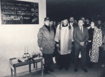 KTU Senate Chairman Prof. A. Žiliukas unveils a memorial plaque dedicated to students Virginijus Druskius and Rimantas Juknevičius, who died on January 13, 1991, at an event held at the Electronics Building in 1993 (Prof. A. Žiliukas family archive).