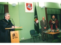 KTU Senato Chairman Prof. R. Bansevičius and Rector Prof. K. Kri&scaron;čiūnas congratulate Č. Jakimavičius on his 70th anniversary, 1994. (KTU Photo Archive)