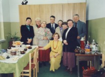 Head of the Women's Studies Center, Doc. I. Leliūgienė, after the commemoration of Prof. Stasys &Scaron;alkauskis at KTU with S. &Scaron;alkauskis' son Julius &Scaron;alkauskis, Prof. Zigmas Žemaitis' daughter Irena Geniu&scaron;ienė, Dalia Zubovaite Palukaitiene, and others, 1995 (Prof. I. Leliūgienė's personal archive)