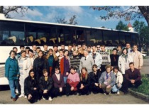 Prof. E. Grinienė with students and colleagues on the trip to former Prussian territories. Vingriai, 1997. (E. Grinienė family archive)