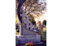 Prof. E. Grinienė at the monument for Romas Kalanta in Chicago (USA), 1999. (E. Grinienė family archive)