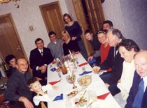 Prof. E. Grinienė at the table with children and their son&rsquo;s in-laws Butautai, 2000. (Prof. E. Grinienė family archive)