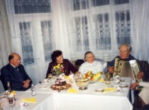 Griniai with their daughter&rsquo;s in-laws Levi&scaron;auskai, 2001. (Prof. E. Grinienė family archive)