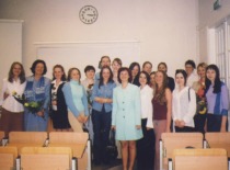 KTU social education bachelor's degree graduates with doc. I. Leliūgienė after defending their theses, 2003 (Prof. I. Leliūgienė's personal archive)