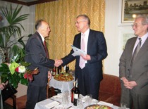 KTU Rector Prof. R. Bansevičius and Vice-Rector A. Navickas congratulate Č. Jakimavičius on his 80th anniversary, 2004. (KTU Photo Archive)