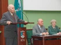 Prof. J. Slavėnas gives a speech at the Emeritus Club party, 2008. (the original photograph is at KTU Photo Archive)