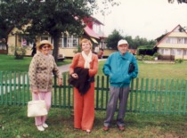 Prof. E. Grinienė with her daughter Regina and husband Algirdas in Pervalka, 2008. (Prof. E. Grinienė family archive)