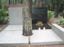 Jakimavičiai family grave in Petra&scaron;iūnai Cemetery in Kaunas, 2009. (Prof. Č. Jakimavičius family archive)