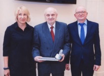 Audrys Antanaitis, Chairman of the State Commission of the Lithuanian Language, and member Dr. Albina Auksoriūtė presented Prof. A. Žiliukas with a laureate diploma for his 2020 publication "Mechanikos terminų žodynas" (Dictionary of Mechanical Terms). (Photo by Virginija Valuckienė, Prof. A. Žiliukas family archive)