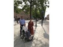 Prof. E. Grinienė with her son Dr. Vygintas Grinis and daughter Dr. Regina Levi&scaron;auskienė in Laisvės Avenue, 2021. (Prof. E. Grinienė family archive)