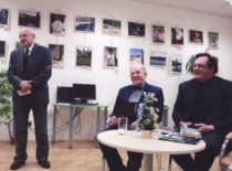 Prof. A. Žiliukas' creative afternoon at the &Scaron;ančiai Library, 2020. Seated are Vidas Petraitis and Fr. Nerijus Pipiras (photo by Gintautas Saulėnas, Prof. A. Žiliukas family archive)