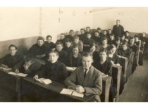 6th grade Lithuanian language and literature lesson, 1923. K. Bar&scaron;auskas is 2nd from the left in the 4th row. (the original photograph is at KTU Museum)