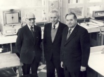 Doc. V. Jasiukevičius, Prof. K. Sasnauskas, and Rector Prof. M. Martynaitis in the main laboratory of the KPI Chemical Technology Building, 1984 (L. Kudarienė family archive)