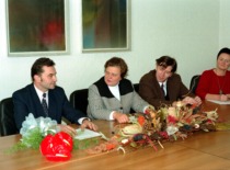 The moment when the agreement between the KTU Faculty of Administration and the Lithuanian-German company OKTO-PILIGRIMAS was signed, 1996. In the photo: in the center &ndash; Faculty Dean Prof. V. Bar&scaron;auskienė, first from the right &ndash; Doc. I. Leliūgienė (KTU photo archive, photo by J. Klėmanas).