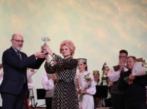 In 2020, KTU Folk Art Ensemble "Nemunas" received the "Golden Bird" award in the nomination "Best Folk Music Ensemble and Director". The award is presented to the leader of "Nemunas", senior choreographer Margarita Tomkevičiūtė by the Director of the Lithuanian National Culture Centre Saulius Liausa, 2022. (&ldquo;Nemunas&rdquo; Archive)
