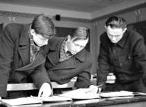 Fellow students prepare for the lecture, 1957. (photograph by Konstantinas Sasnauskas, KTU museum)