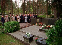 Tribute to Prof. K. Bar&scaron;auskas at Petra&scaron;iūnai Cemetery, 1999. (photograph by J. Klėmanas, the original photograph is at KTU Photo Archive)