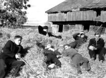 Voluntary work at the collective farm, 1957. (photograph by Konstantinas Sasnauskas, KTU museum)