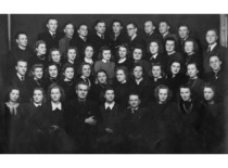 Kauno valstybinio Vytauto Didžiojo universiteto Cheminės technologijos fakulteto absolventai su kuratoriais, 1950 m. (prof. S. Kutkevičiaus &scaron;eimos archyvas)