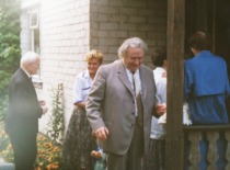 Prof. S. Kutkevičius and his wife Danutė welcoming relatives at their home, 1985 (Prof. S. Kutkevičius family archive)