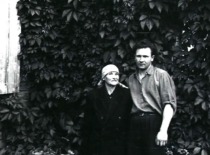 S. Kutkevičius with mother at his homestead, 1950 (family archive of Prof. S. Kutkevičius)