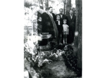 S. Kutkevičius with his children and brothers Vytautas and Kazimieras at the grave of his deceased brother Antanas, 1970 (Prof. S. Kutkevičius family archive)